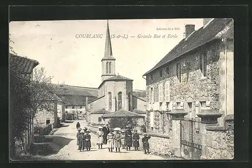 AK Coublanc, Grande Rue et Ecole, Mädchen vor der Kirche