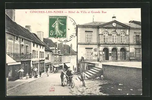 AK Couches-les-Mines, Hotel de Ville et Grande Rue