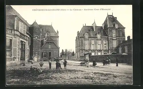 AK Crévecoeur-le-Grand, Le Château, Ancienne Cour d'Honneur