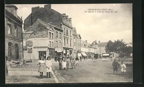 AK Crévecoeur-le-Grand, Un côte de la Place de l'Hotel de Ville