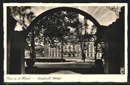 AK Trier a. d. Mosel, Tordurchblick am Kurfürstlichen Schloss