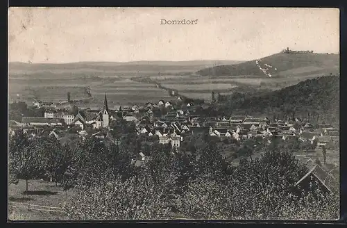 AK Donzdorf, Totalansicht von Anhöhe aus auf Häuser, Kirchturm und Umgebung mit Feldern