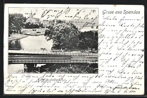 AK Berlin-Spandau, Stadtansicht mit der Eisenbahnbrücke im Vordergrund