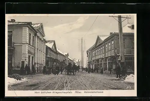 AK Mitau, Partie in der Kolonnenstrasse, mit Pferdefuhrwerken, Soldaten und Passanten