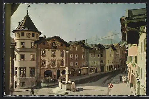 AK Berchtesgaden, Marktplatz mit Geschäften und Brunnen
