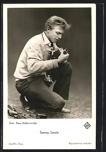 AK Schauspieler Tommy Steele, mit dem Fotoapparat