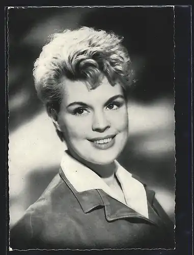 AK Schauspielerin Christiane Maybach mit süssem Lächeln