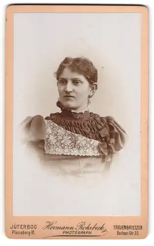 Fotografie Hermann Rohrbeck, Jüterbog, Planeberg 10, Junge Dame im hübschen Kleid