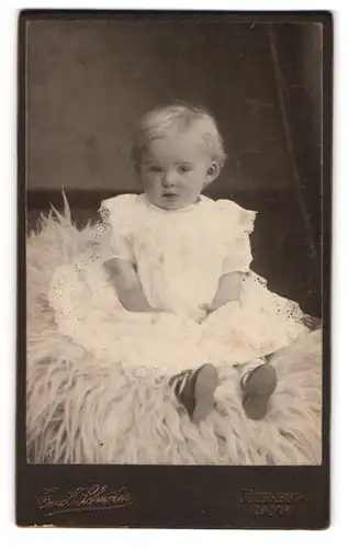 Fotografie Emil Schröter, Jüterbog, Damm, Kleines Kind im weissen Kleid