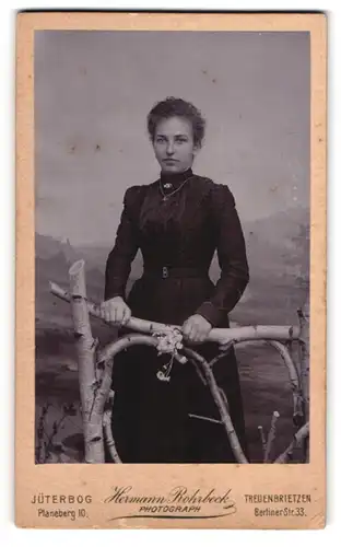 Fotografie Hermann Rohrbeck, Jüterbog, Planeberg 10, Junge Dame im schwarzen Kleid