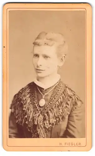 Fotografie H. Fiedler, Prag, St. Wenzels-Platz 24, Junge Dame im Kleid mit Amulett