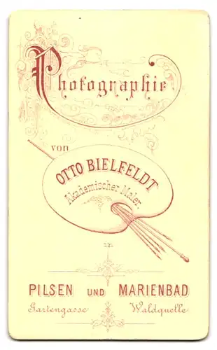 Fotografie Otto Bielefeldt, Pilsen, Gartengasse, Junges Paar in zeitgenössischer Kleidung