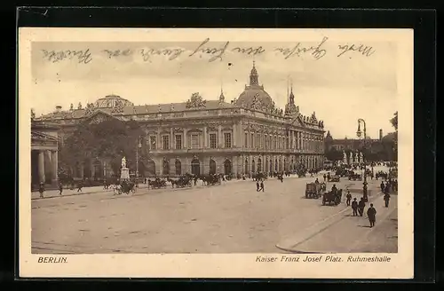 AK Berlin, Kaiser Franz Josef Platz, Ruhmeshalle mit Fuhrwerken und Passanten