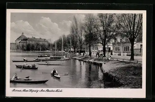 AK Borna /Bez-Leipzig, Breiter Teich mit Uferstrasse und Paddelpartie