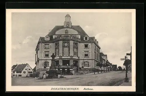 AK Donaueschingen, Rathaus mit Brunnen