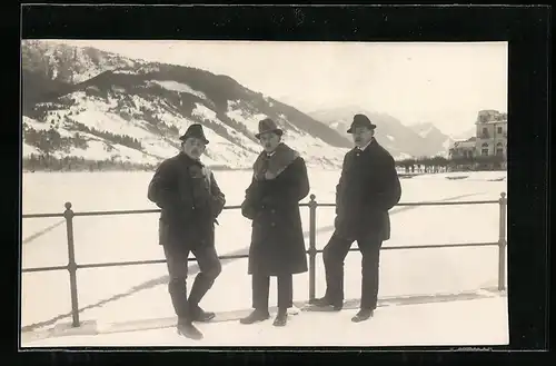 Foto-AK Zell am See, Ortspartie mit drei Herren im Schnee