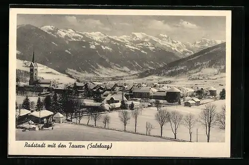 AK Radstadt, Ortsansicht mit den Tauern im Winter