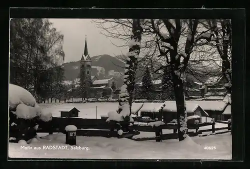 AK Radstadt, Ortspartie mit Kirche im Schnee