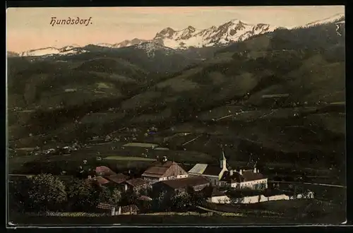AK Hundsdorf, Ortsansicht im Tal, Blick auf die Berge