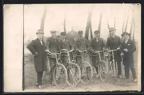 Foto-AK Sieben Männer mit fünf Fahrrädern
