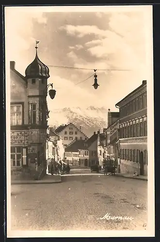 AK Murnau, Strassenpartie mit Geschäften und Gletscher im Hintergrund