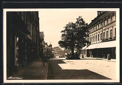 AK Murnau, Strassenpartie mit Kirche bei Sonnenschein