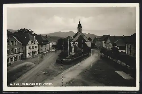 AK Bodenmais / Bay. Ostmark, Strassenpartie mit Kirchturm