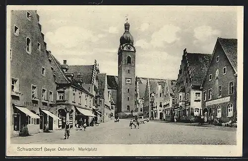 AK Schwandorf /Bayer. Ostmark, Marktplatz mit Passanten und Kirche