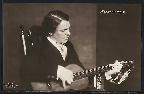 AK Schauspieler Alexander Moissi spielt Gitarre