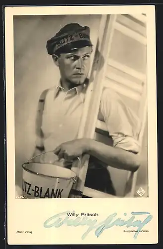 AK Schauspieler Willy Fritsch mit Blitz-Blank Mütze und Eimer, Autograph