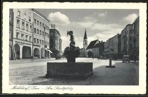 AK Mühldorf / Inn, Am Stadtplatz mit Brunnen