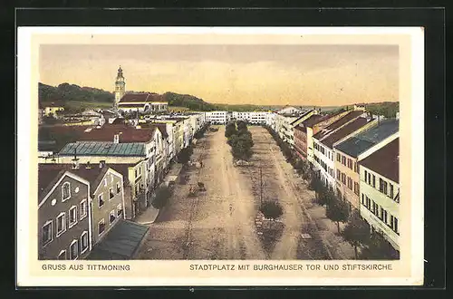 AK Tittmoning, Stadtplatz mit Burghauser Tor und Stiftskirche