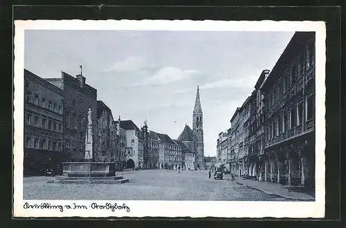 AK Neuötting, Stadtplatz-Strasse mit Brunnen