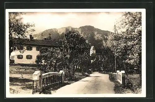 AK Grossholzhausen, Strassenblick von der Brücke zur Kirche