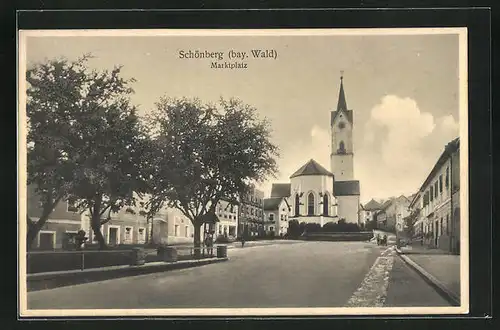 AK Schönberg / Bay. Wald, Marktplatz mit Blick zur Kirche