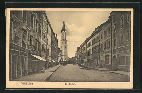 AK Vilshofen, Strasse am Stadtplatz mit Kirchblick