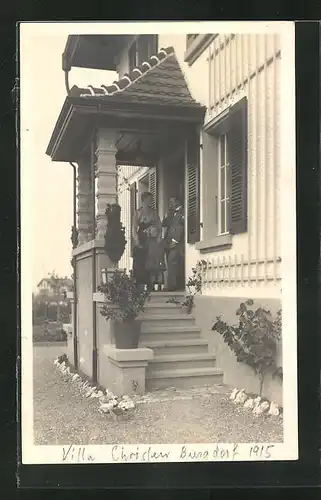 Foto-AK Burgdorf, Villa Christen, Eigentümer-Familie am Eingang 1915