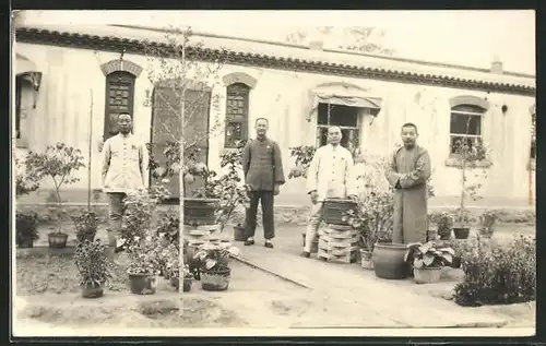 Foto-AK Mukden, Angestellte vor der Gärtnerei 1931