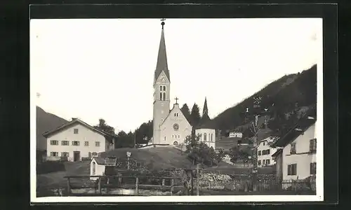 AK Holzgau, Ortsansicht mit Kirche