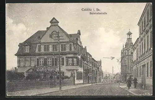 AK Colditz i. Sa., Bahnhofstrasse mit Passanten