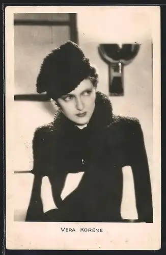 AK Schauspielerin Vera Korene mit Mantel und Mütze