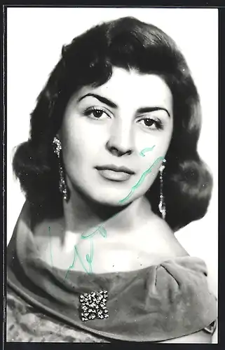 AK Schauspielerin Lyne Dourian mit langen Silberohrringen, Autograph