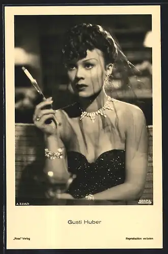 AK Schauspielerin Gusti Huber mit Schleier und Zigarette posierend