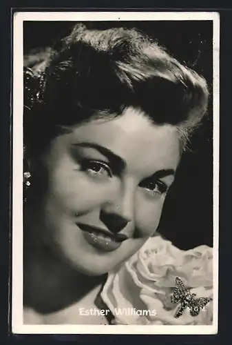 AK Schauspielerin Esther Williams mit Brosche und leicht geschminkt