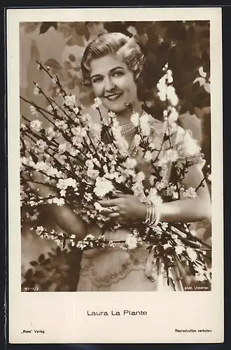 AK Schauspielerin Laura La Plante mit Kirschblütenzweigen und Lächeln