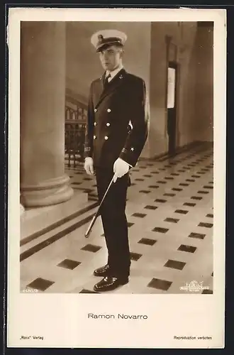 AK Schauspieler Ramon Novarro in Uniform porträtiert