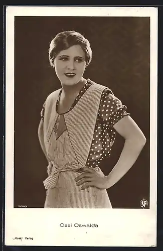 AK Schauspielerin Ossi Oswalda in gepunktetem Kleid