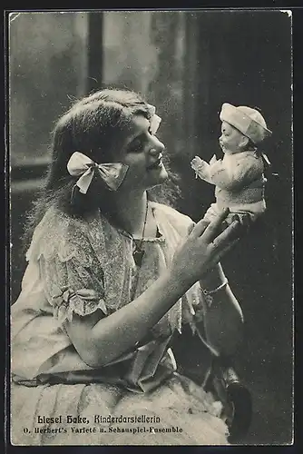 AK Schauspielerin Liesel Bake, Kinderdarstellerin mit Puppe