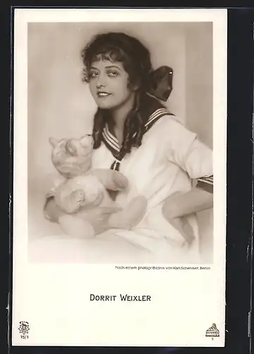 AK Schauspielerin Dorrit Weixler mit einem Teddy, Matrosenkleid