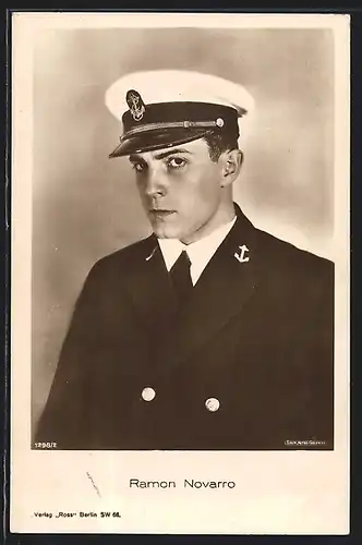 AK Schauspieler Ramon Novarro in Kapitänsuniform
